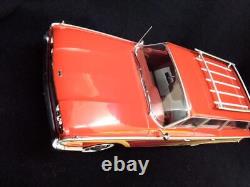 El Car Group Ford Country Squire 1960 Red / Wood 1/18 Scale